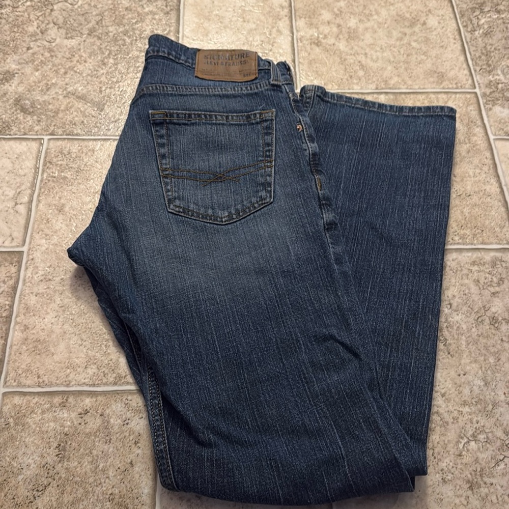 Signature Levi Strauss Jeans 
Sizes 29/30
Perfect Condition